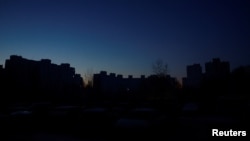 Rusiyanın mülki infrastruktura gecə raket və dron hücumlarından sonra binalar elektriksiz qalıb.