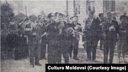 Oaspeții din Japonia în vizită la școala-internat Nr. 1 din Chișinău. „Cultura Moldovei”, 13 Septembrie 1964. 