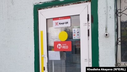 Догги стиліндегі қыздардың сексуалды фотосуреттері Свинг екі еркек трахают жетілген әйел