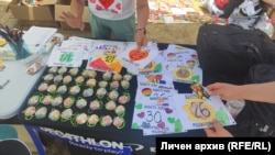  Медалите и стартовите номера, ръчно направени от децата от 