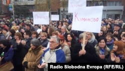 Архивска фотографија: Протестен марш на лекарите специјалисти од Клинички центри од Македонија пред Владата на 8 декември 2012 година.