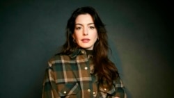 Ан Хатауей позира за портрет, за да промотира филма „Eileen“ по време на филмовия фестивал Сънденс в Парк Сити, Юта, 2023 г.