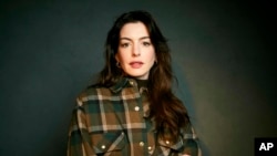 Ан Хатауей позира за портрет, за да промотира филма „Eileen“ по време на филмовия фестивал Сънденс в Парк Сити, Юта, 2023 г.