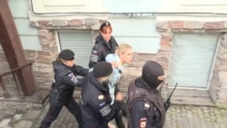 Masked Police Detain Russian Opposition Leader Sobol