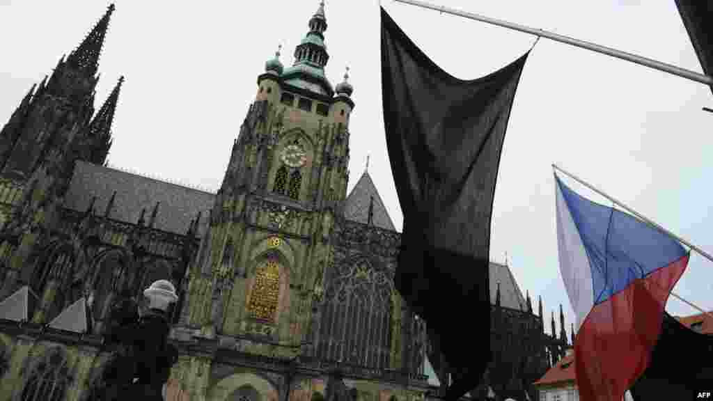 Praqa qalasında asılan matəm bayrağı. 18 dekabr 2011. AFP 
