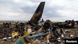 Бойовики біля уламків літака ЗСУ Іл-76, збитого під Луганськом, 14 червня 2014 року