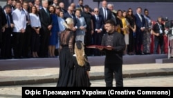 На Софіївській площі президент України Володимир Зеленський вручив орден дружині загиблого волонтера