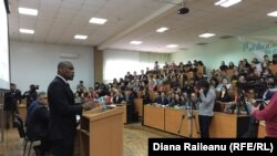 Ambasadorul american Dereck J. Hogan la conferința sa în fața studenților de la Universitatea de Stat, Facultatea de științe politice