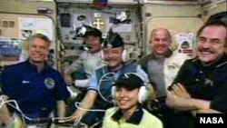 Члены 13 экспедиции МКС встречают экипаж 14 экспедиции и космическую туристку Аньюше Ансари на борту станции.
