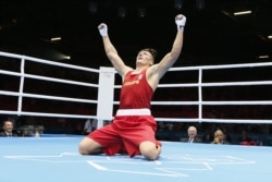 Олександр Усик із «оселедцем» святкує олімпійське «золото», Лондон, 11 серпня 2012 року