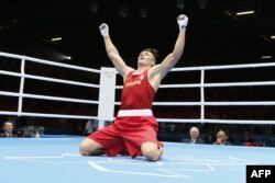 Олександр Усик із «оселедцем» святкує олімпійське «золото», Лондон, 11 серпня 2012 року