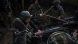 Військовослужбовці 148-ї окремої артилерійської Житомирської бригади готуються до обстрілу російських військ з гаубиці M777, Донецька область, 9 червня 2025 року