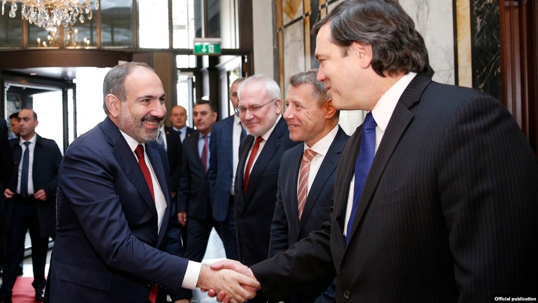 Baş nazir Nikol Paşinyan Yerevanda ATƏT-in Minsk Qrupunun ABŞ, Rusiya və Fransa həmsədrlərini salamlayır. 2019