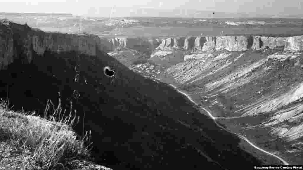 Слева от плато находится ущелье Марьям-Дере с пещерным Успенским монастырем и остатками греческого города Мариамполис. Переселенные отсюда христиане в XVIII веке основали город Мариуполь на Азовском море