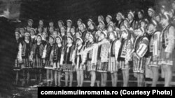 Căminele culturale erau sufletul petrecerilor sătești. Corul Căminului Cultural Hangu – fotografie din colecția Fundației Culturale „Gavriil Galinescu”, Neamț, sursa: comunismulinromania.ro