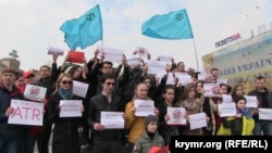 Акция «Не убивайте ATR» в поддержку крымско-татарского телеканала ATR. Киев, 28 марта 2015 года.