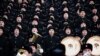 Ҳамсароёни Донишкадаи Баҳрии Балтик ҳангоми сурудани гимни миллии Русия дар Калининград.