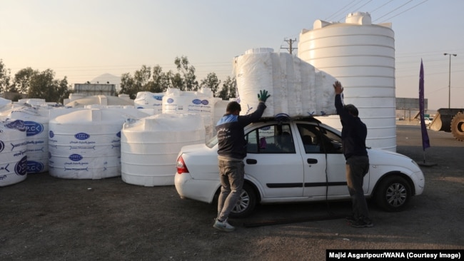 Tehranda quraqlıq böhranı fonunda insanlar su çənləri alırlar