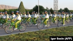 Türkmenistanda döwlet derejesinde geçirilýän welosiped sürmek çäresine gatnaşýan raýatlar. Arhiw suraty
