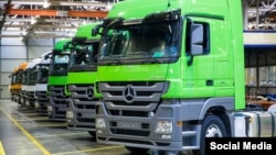 "Daimler" компаниясынын жүк ташуучу унаалары.