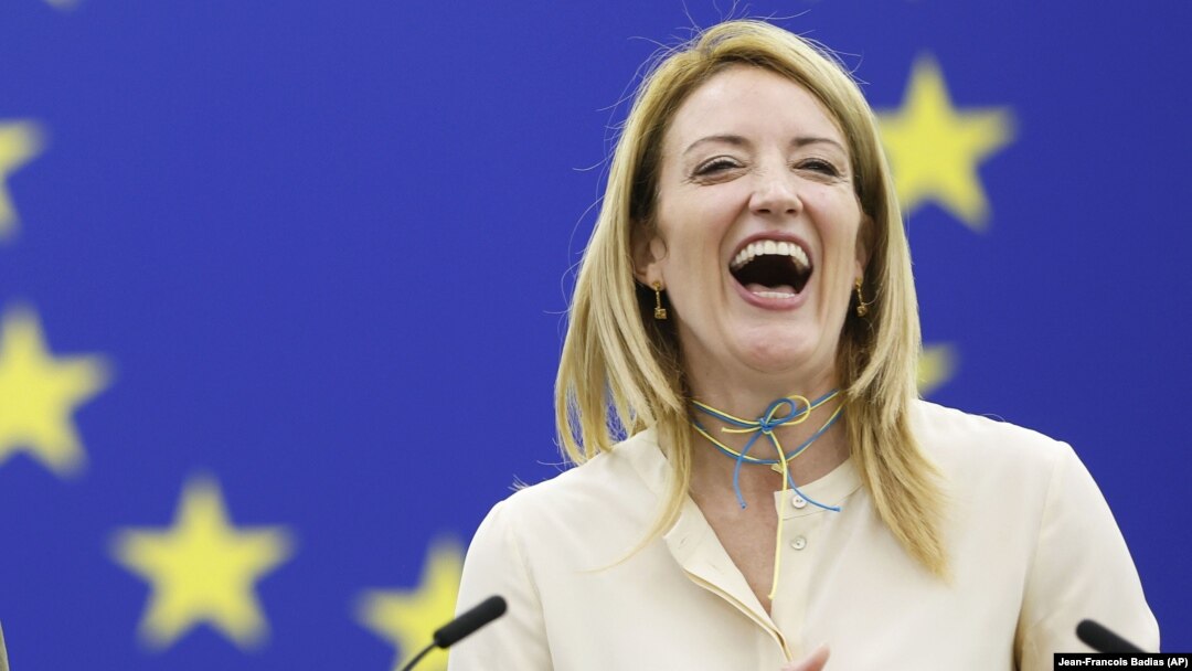 Președinta Parlamentului European, Roberta Metsola, a declarat primirea a sute de cadouri de la diveșri oameni de stat, însă cu întârziere. 