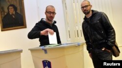 Un cuplu de homosexuali votînd la referendumul de duminică la Ljubljana