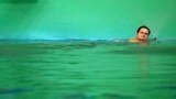 Maria Lenk Aquatics Centre спорт кешеніндегі биіктен секіруге арналған бассейнде түсі жасыл болып өзгерген суда жүзіп жүрген германиялық спортшы Патрик Хаусдинг. Рио, 13 тамыз 2016 жыл.
