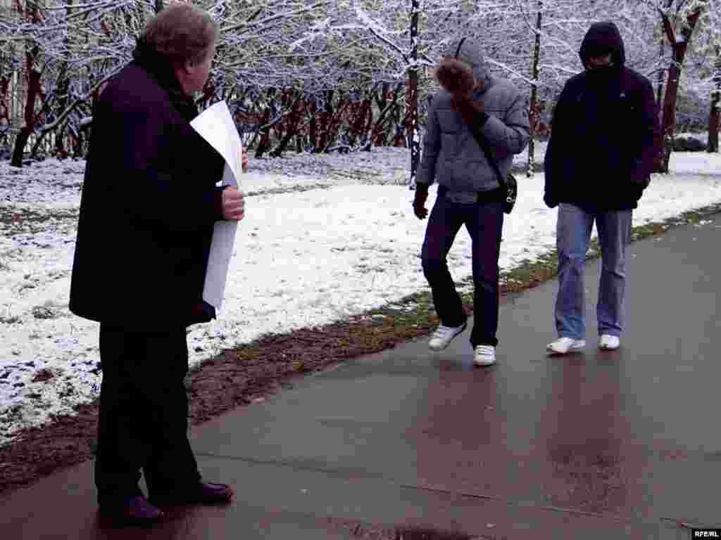 Aleksandr Ryklin took up the solitary post, demanding Eduard Limonov's release.