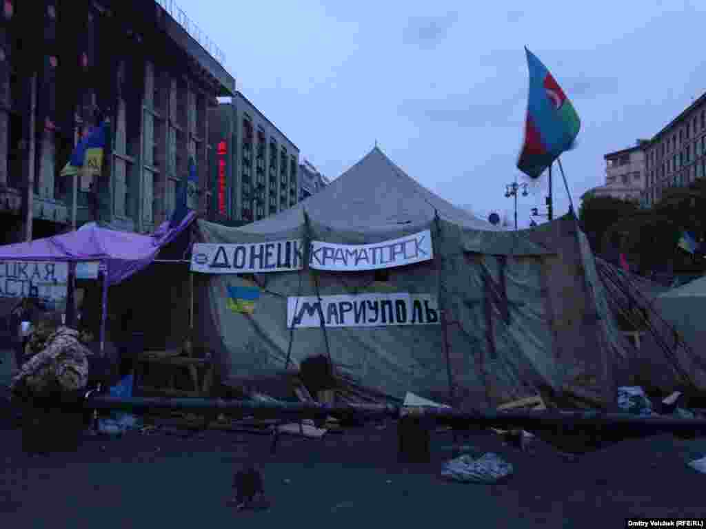 Палатка ополченцев из Донбасса
