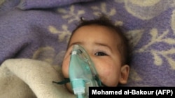 Սիրիա - Երեխան քիմիական գրոհից հետո բուժում է ստանում Մաարետ ալ-Նոման ավանի հիվանդանոցում, Իդլիբի նահանգ, 4-ը ապրիլի, 2017թ.
