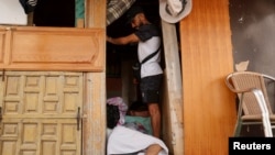 Un localnic din Ceuta găzduiește migranți minori rămași în oraș după aplanarea „crizei migranților!.