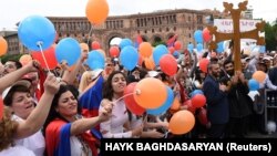 Armenia -- Supporters of Armenian protest leader Nikol Pashinian gather in Republic Square as parliament holds a session to elect a new prime minister in Yerevan, May 8, 2018