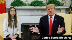 ABŞ-nyň prezidenti Donald Tramp Wenezuelanyň oppzisiýa liderii Juan Guaidonyň aýaly Fabiana Rosales bilen duşuşyk wagtynda, 27-nji mart, 2019. 