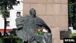 Помнік Янку Купалу на Вайсковых могілках.