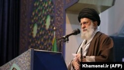 Ayatolahul Ali Khamenei, liderul suprem iranian, la rugăciunea de vineri