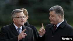 Президент Украины Петр Порошенко (справа) и президент Польши Бронислав Коморовский. Киев, 8 апреля 2015 года.