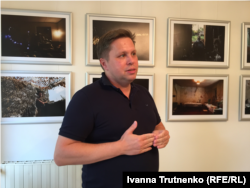 Автор фотографій, Павел Насаділ, під час коментованої екскурсії в Празі, 27 серпня 2018 року