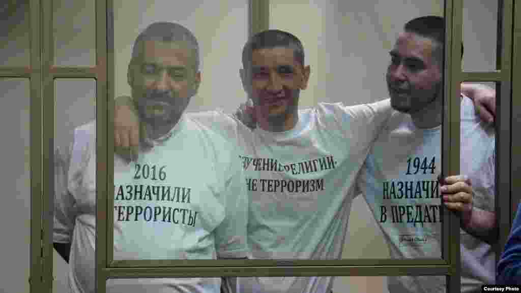 3 листопада цього року російський суд оголосив вирок фігурантам красногвардійської &laquo;справи Хізб ут-Тахрір&raquo;: Рустема Емірусеїнову (зліва) дали 17 років, Арсену Абхаїрову (в центрі) &ndash; 13 років, Ескендеру Абдулганієву &ndash; 12 років​