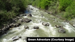 Proiectul barajului Surduc-Siriu a fost contestat de localnici şi activişti întrucât ar putea reduce drastic debitul râului Bâsca, unul şi aşa modest.