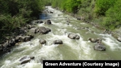 O porțiune de pe râu Bâsca Mare, pe care ar urma să se construiască o hidrocentrală. 