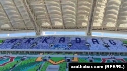 Türkmen studentleri maşklara gatnaşýarlar. Olar 11-nji fewralda Aşgabatda geçiriljek "Arkadag" bilen "Al-Nassryň" arasyndaky futbol oýnuň dowamynda öz bedenleri bilen "Arkadag" ýazgysyny şekillendirmeli bolar. Aşgabat. Ýanwar, 2026. 