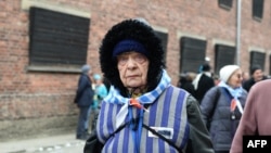 Holokostda diri galanlar wepat bolanlary ýatlamak üçin Oswensime jemlenýärler, 27-nji ýanwar, 2015.