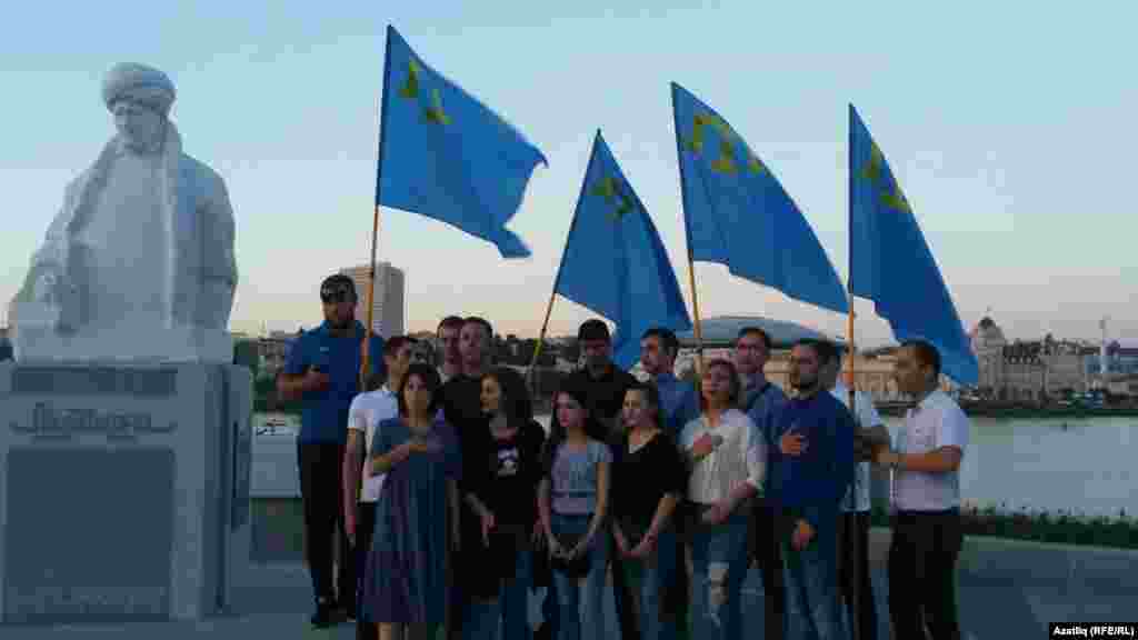 2019 елның июне, Казан шәһәрендә мәгрифәтче Шиһабетдин Мәраҗни һәйкәле янында кырымтатарлар үз милли байраклары белән.