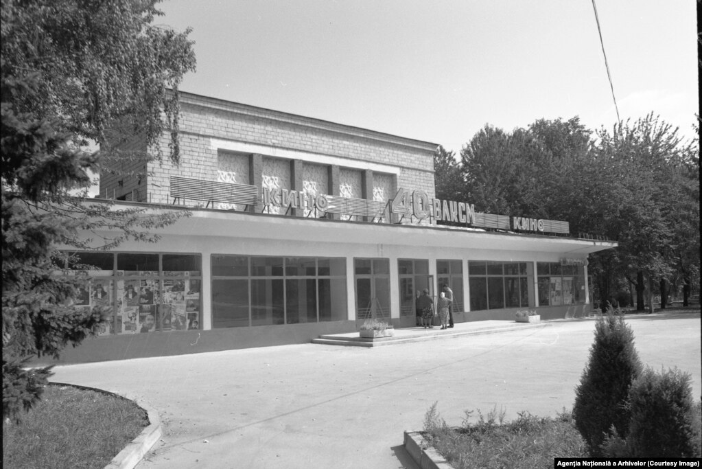 Cinematograful, construit de sovietici și inaugurat în 1957, și-a schimbat numele din &bdquo;40 de ani ai Uniunii Tineretului Comunist&rdquo; în &bdquo;Gaudeamus&rdquo; după destrămarea Uniunii Sovietice în anii &#39;90. În 2004, clădirea, gestionată anterior de Ministerul Culturii, a fost preluată de SA &bdquo;Cristivlad&rdquo;. Șase ani mai târziu, conducerea companiei a privatizat și terenul aferent, anunțând intenția de a construi un bloc de 15 etaje. În 2016, proprietarul a început demolarea cinematografului, însă lucrările nu au fost finalizate. În prezent, ce a rămas din clădire este îngrădit în față, iar în spate servește ca parcare pentru angajații din zonă.