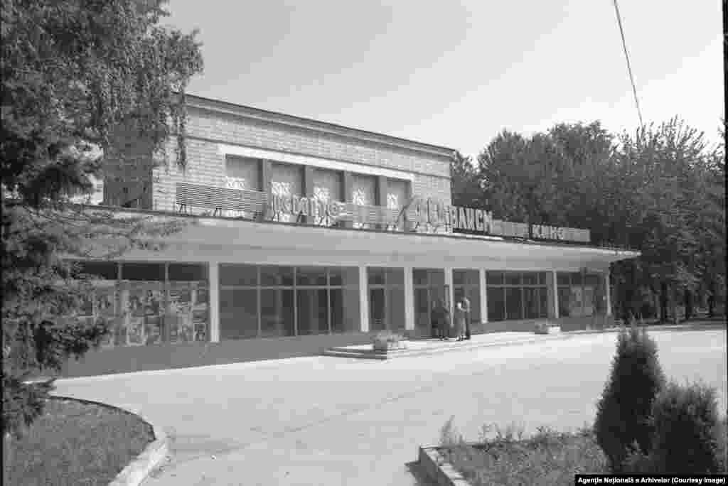 Cinematograful, construit de sovietici și inaugurat în 1957, și-a schimbat numele din &bdquo;40 de ani ai Uniunii Tineretului Comunist&rdquo; în &bdquo;Gaudeamus&rdquo; după destrămarea Uniunii Sovietice, în anii &#39;90. În 2004, clădirea, gestionată până atunci de Ministerul Culturii, a fost preluată de SA &bdquo;Cristivlad&rdquo;. Șase ani mai târziu, conducerea companiei a privatizat și terenul aferent, anunțând intenția de a construi un bloc de 15 etaje. În 2016, proprietarul a început demolarea cinematografului, însă lucrările nu au fost finalizate. În prezent, ce a rămas din clădire este îngrădit în față, iar în spate servește ca parcare pentru angajații din zonă.