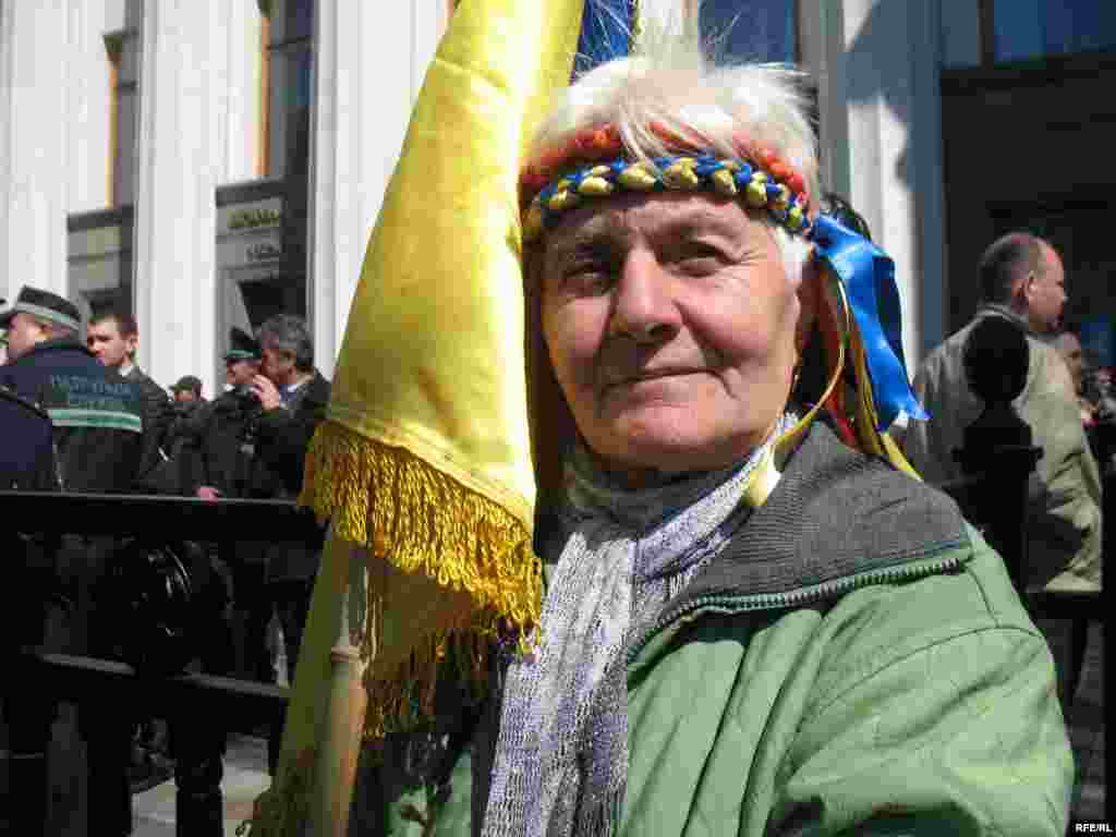 Як повідомляють очевидці, в опозиційних мітингах брали участь до 15 тисяч людей.