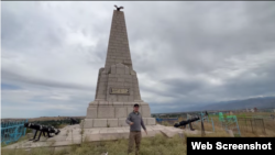  Бакытжан Бухарбай Узынагаштагы эстеликтин фонунда