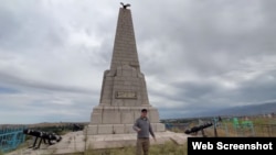 Издатель Бакытжан Бухарбай на фоне скандального памятника в Узынагаше.