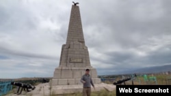 Ұзынағаштағы даулы ескерткіш. Суретте баспагер әрі блогер Бақытжан Бұқарбай ескерткішті көрсетіп тұр. Тамыз 2022