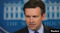 Прес-секретар Білого дому Джош Ернест оголошує про розміщення американських військовослужбовців у Сирії